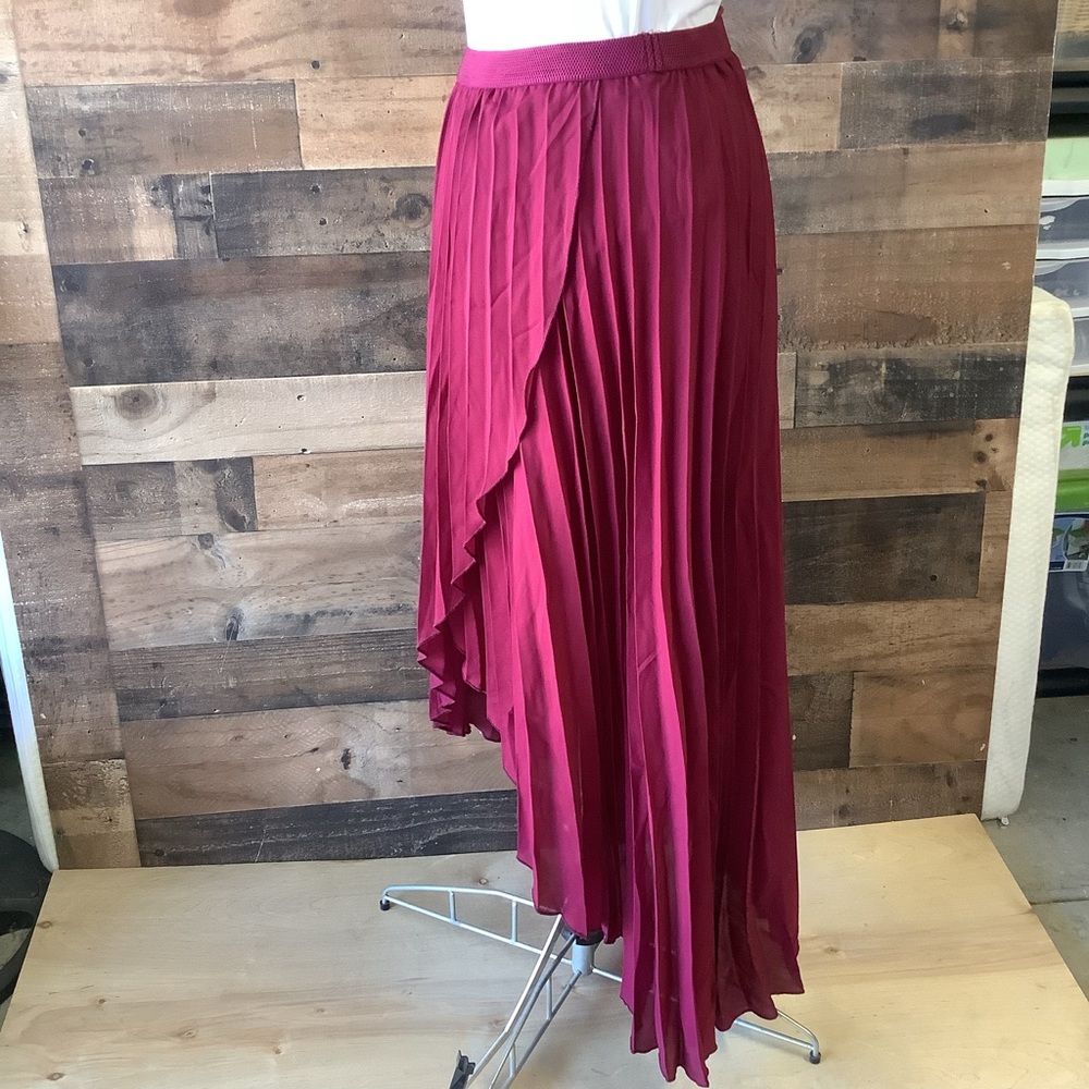 Pleated wine hi-low skirt